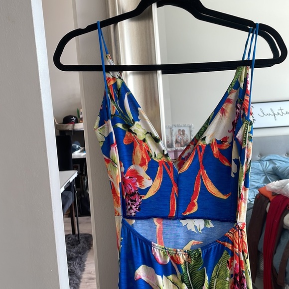 Beautiful backless high leg slit maxi dress 💙 - Picture 3 of 3